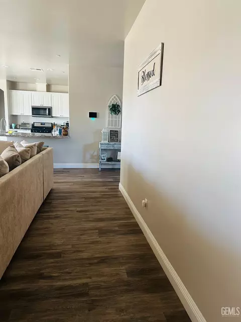 Entry Way - 615 Manhattan St, Shafter, CA 93263 photo 5 of 5