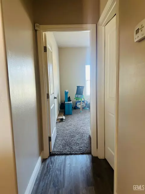 Entry Way - 615 Manhattan St, Shafter, CA 93263 photo 4 of 5