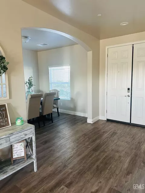 Entry Way - 615 Manhattan St, Shafter, CA 93263 photo 3 of 5