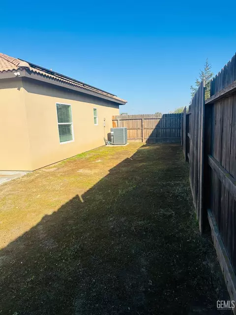 Exterior - 615 Manhattan St, Shafter, CA 93263 photo 5 of 8