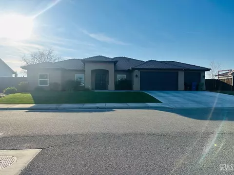 Exterior - 615 Manhattan St, Shafter, CA 93263 photo 1 of 8