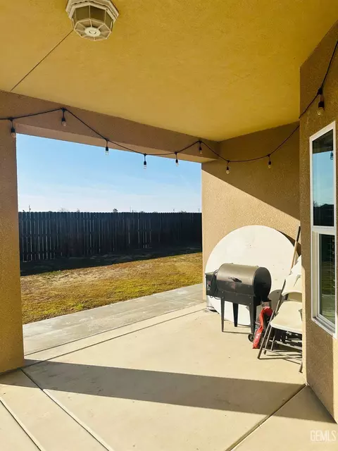 Exterior - 615 Manhattan St, Shafter, CA 93263 photo 4 of 8