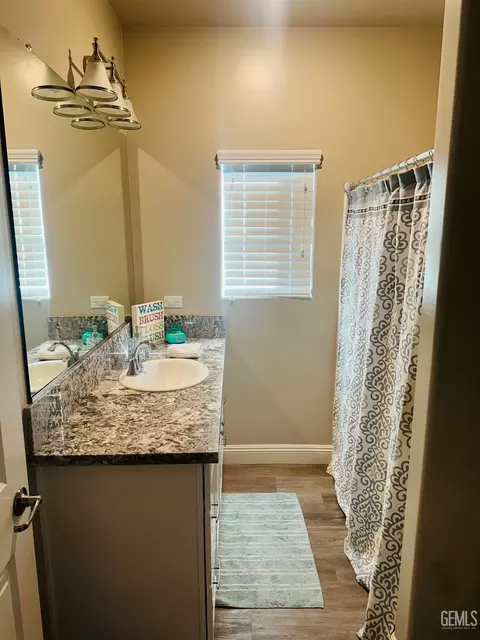 Bath - 615 Manhattan St, Shafter, CA 93263 photo 1 of 1