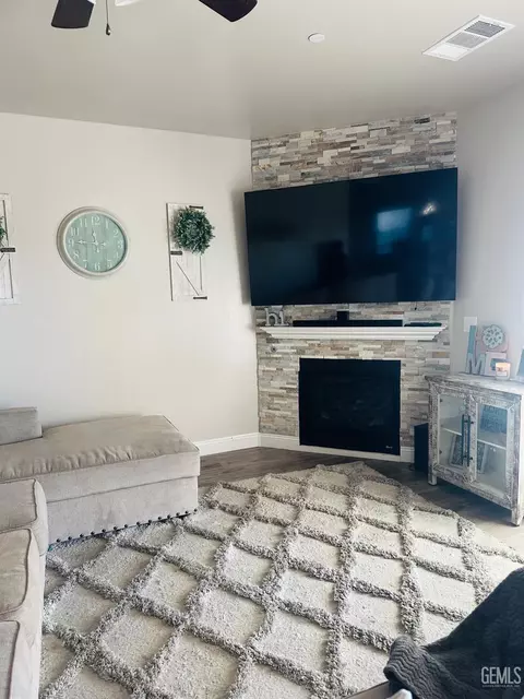 Living - 615 Manhattan St, Shafter, CA 93263 photo 1 of 1