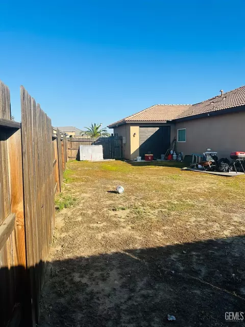 Exterior - 615 Manhattan St, Shafter, CA 93263 photo 8 of 8