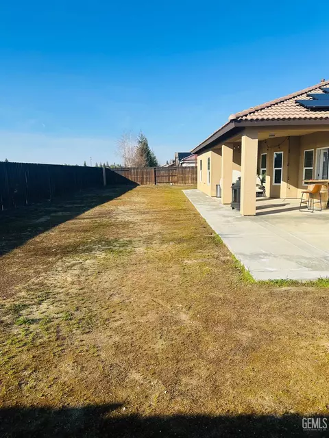 Exterior - 615 Manhattan St, Shafter, CA 93263 photo 6 of 8