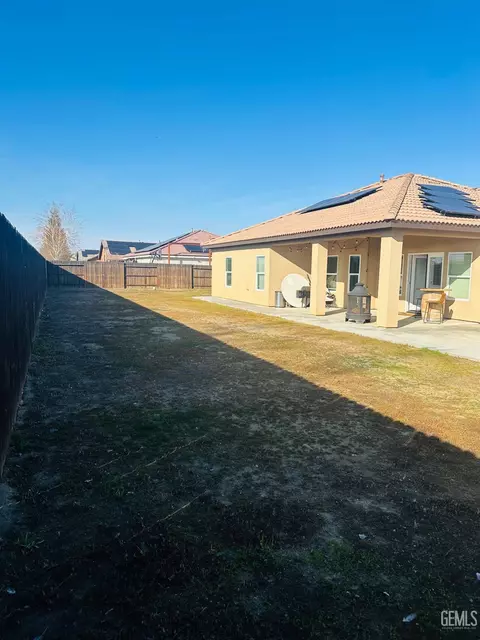 Exterior - 615 Manhattan St, Shafter, CA 93263 photo 7 of 8