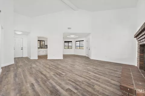 Living - 21801 Brook Dr, Tehachapi, CA 93561 photo 2 of 5