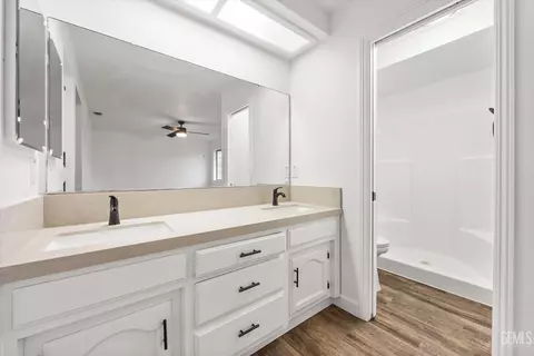 Bath - 21801 Brook Dr, Tehachapi, CA 93561 photo 1 of 2