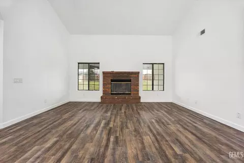 Living - 21801 Brook Dr, Tehachapi, CA 93561 photo 3 of 5