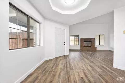Living - 21801 Brook Dr, Tehachapi, CA 93561 photo 5 of 5