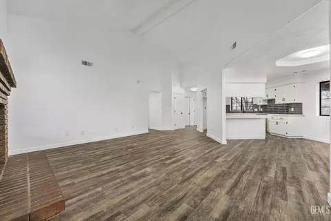 Living - 21801 Brook Dr, Tehachapi, CA 93561 photo 4 of 5