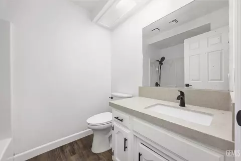 Bath - 21801 Brook Dr, Tehachapi, CA 93561 photo 2 of 2