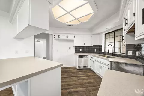 Kitchen - 21801 Brook Dr, Tehachapi, CA 93561 photo 2 of 3