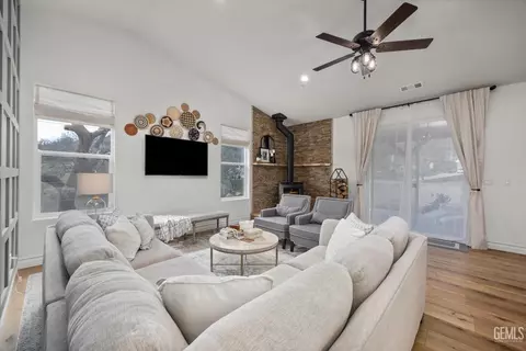 Living - 29560 Stallion Springs Dr, Tehachapi, CA 93561 photo 3 of 6