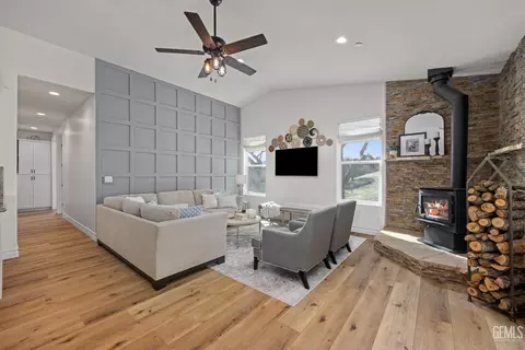 Living - 29560 Stallion Springs Dr, Tehachapi, CA 93561 photo 1 of 6