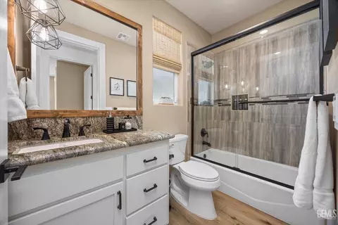 Bath - 29560 Stallion Springs Dr, Tehachapi, CA 93561 photo 3 of 3