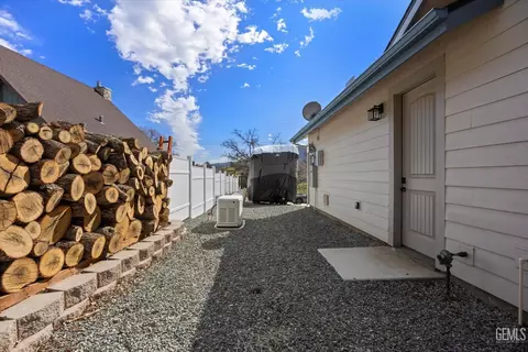 Exterior - 29560 Stallion Springs Dr, Tehachapi, CA 93561 photo 8 of 11