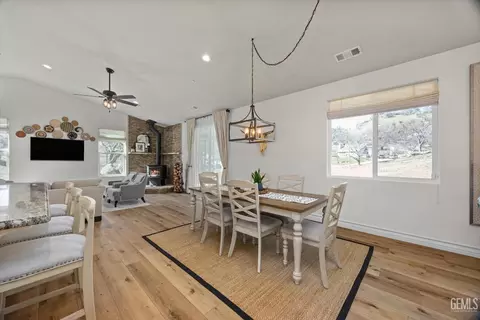 Dining - 29560 Stallion Springs Dr, Tehachapi, CA 93561 photo 1 of 2