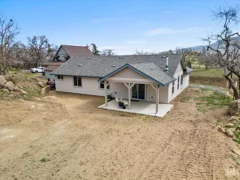 Exterior - 29560 Stallion Springs Dr, Tehachapi, CA 93561 photo 4 of 11