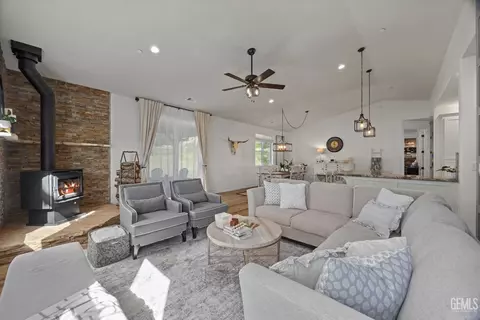 Living - 29560 Stallion Springs Dr, Tehachapi, CA 93561 photo 6 of 6