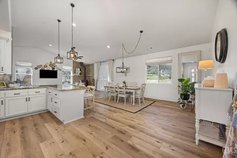 Dining - 29560 Stallion Springs Dr, Tehachapi, CA 93561 photo 2 of 2