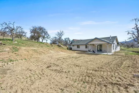 Exterior - 29560 Stallion Springs Dr, Tehachapi, CA 93561 photo 10 of 11