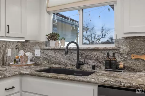 Kitchen - 29560 Stallion Springs Dr, Tehachapi, CA 93561 photo 4 of 5
