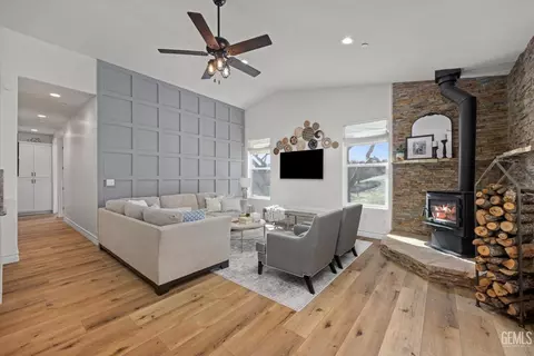 Living - 29560 Stallion Springs Dr, Tehachapi, CA 93561 photo 4 of 6