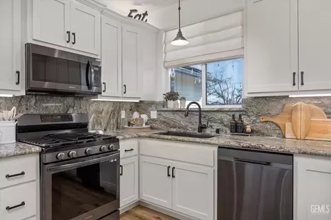 Kitchen - 29560 Stallion Springs Dr, Tehachapi, CA 93561 photo 3 of 5
