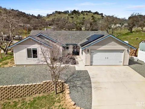 Exterior - 29560 Stallion Springs Dr, Tehachapi, CA 93561 photo 2 of 11