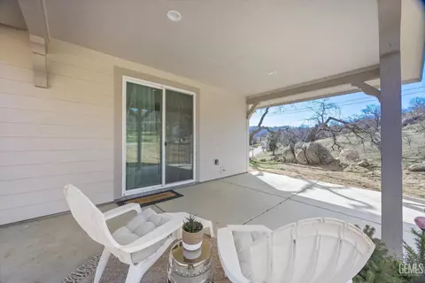 Exterior - 29560 Stallion Springs Dr, Tehachapi, CA 93561 photo 6 of 11