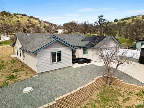 Exterior - 29560 Stallion Springs Dr, Tehachapi, CA 93561 photo 3 of 11