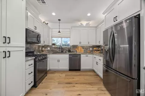 Kitchen - 29560 Stallion Springs Dr, Tehachapi, CA 93561 photo 2 of 5