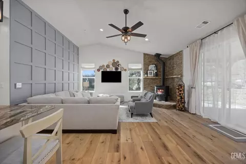 Living - 29560 Stallion Springs Dr, Tehachapi, CA 93561 photo 2 of 6