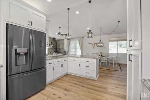 Kitchen - 29560 Stallion Springs Dr, Tehachapi, CA 93561 photo 5 of 5
