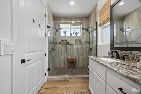 Bath - 29560 Stallion Springs Dr, Tehachapi, CA 93561 photo 2 of 3