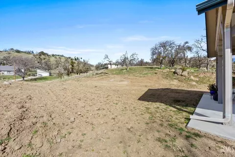 Exterior - 29560 Stallion Springs Dr, Tehachapi, CA 93561 photo 9 of 11