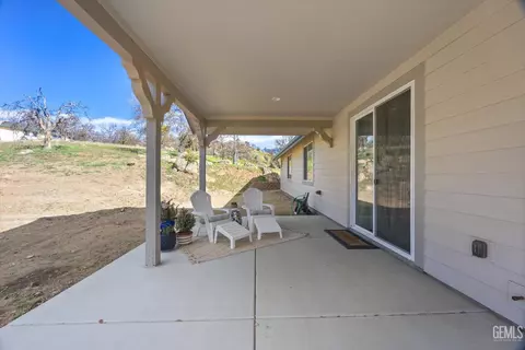 Exterior - 29560 Stallion Springs Dr, Tehachapi, CA 93561 photo 7 of 11