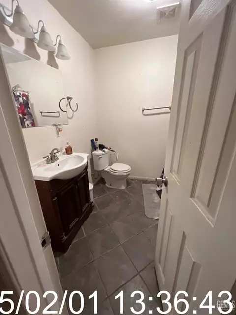 Bath - 224 Lierly Ave, Taft, CA 93268 photo 1 of 1