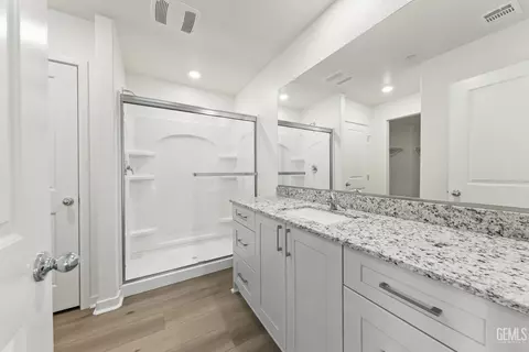 Bath - 7802 Grapefruit Dr, Bakersfield, CA 93313 photo 1 of 2