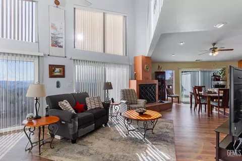 Living - 26481 Winchester Ct, Tehachapi, CA 93561 photo 1 of 2