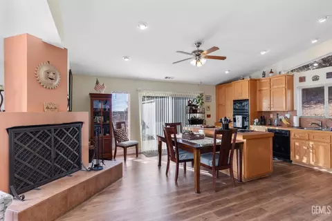 Kitchen - 26481 Winchester Ct, Tehachapi, CA 93561 photo 2 of 2