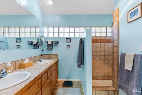 Bath - 26481 Winchester Ct, Tehachapi, CA 93561 photo 1 of 1