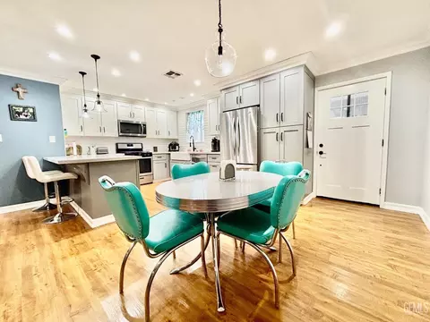 Kitchen - 27301 War Admiral Ct, Tehachapi, CA 93561 photo 2 of 2