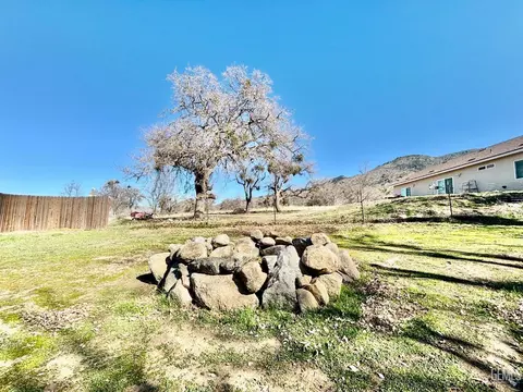 Exterior - 27301 War Admiral Ct, Tehachapi, CA 93561 photo 9 of 11