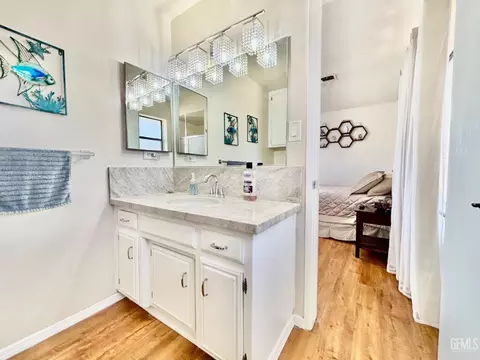 Bath - 27301 War Admiral Ct, Tehachapi, CA 93561 photo 2 of 2