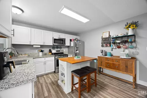 Kitchen - 306 Calvin St, Taft, CA 93268 photo 3 of 4