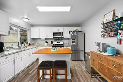 Kitchen - 306 Calvin St, Taft, CA 93268 photo 1 of 4