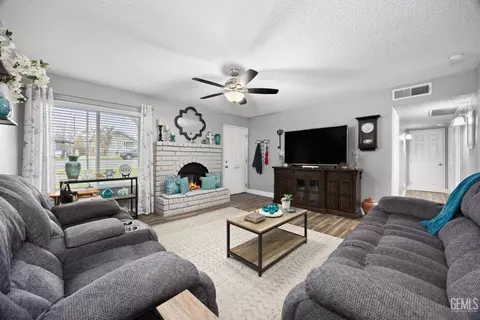 Living - 306 Calvin St, Taft, CA 93268 photo 1 of 1